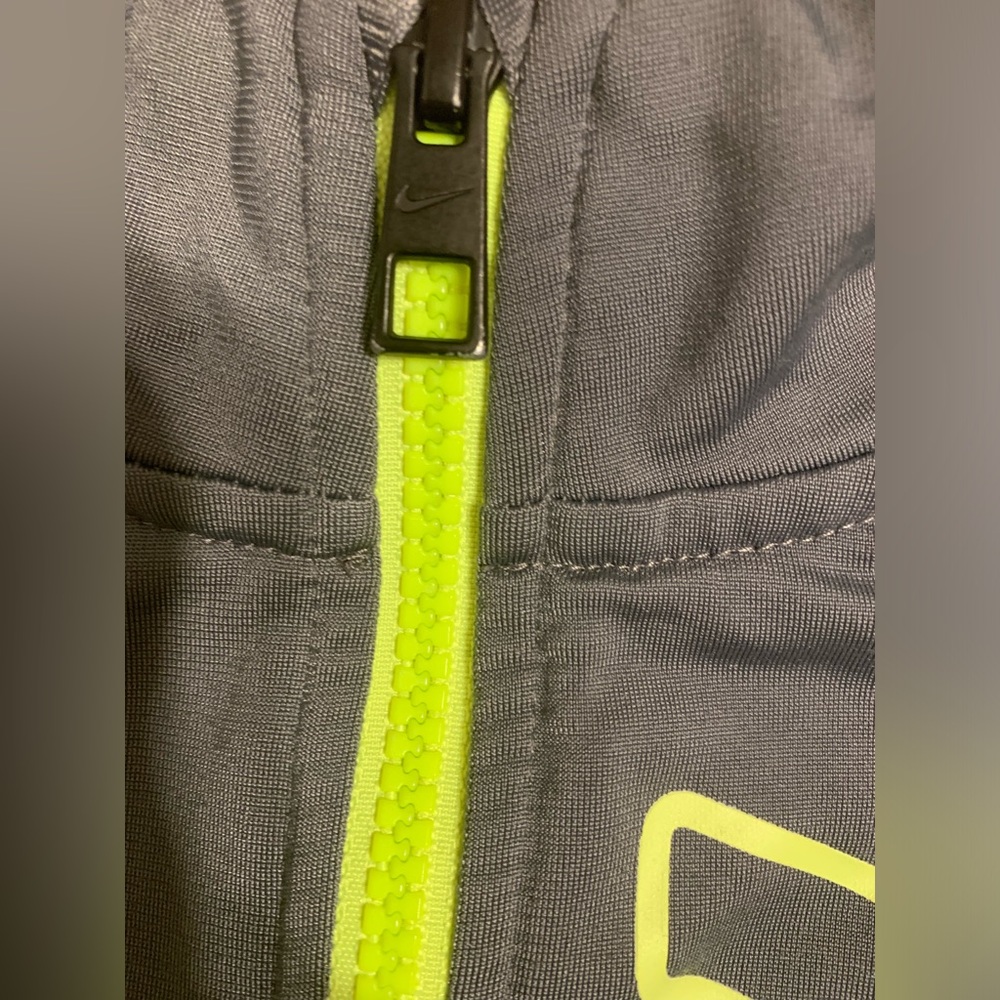 Nike lightweight tricot jacket , size 4-5 yr - Picture 5 of 6